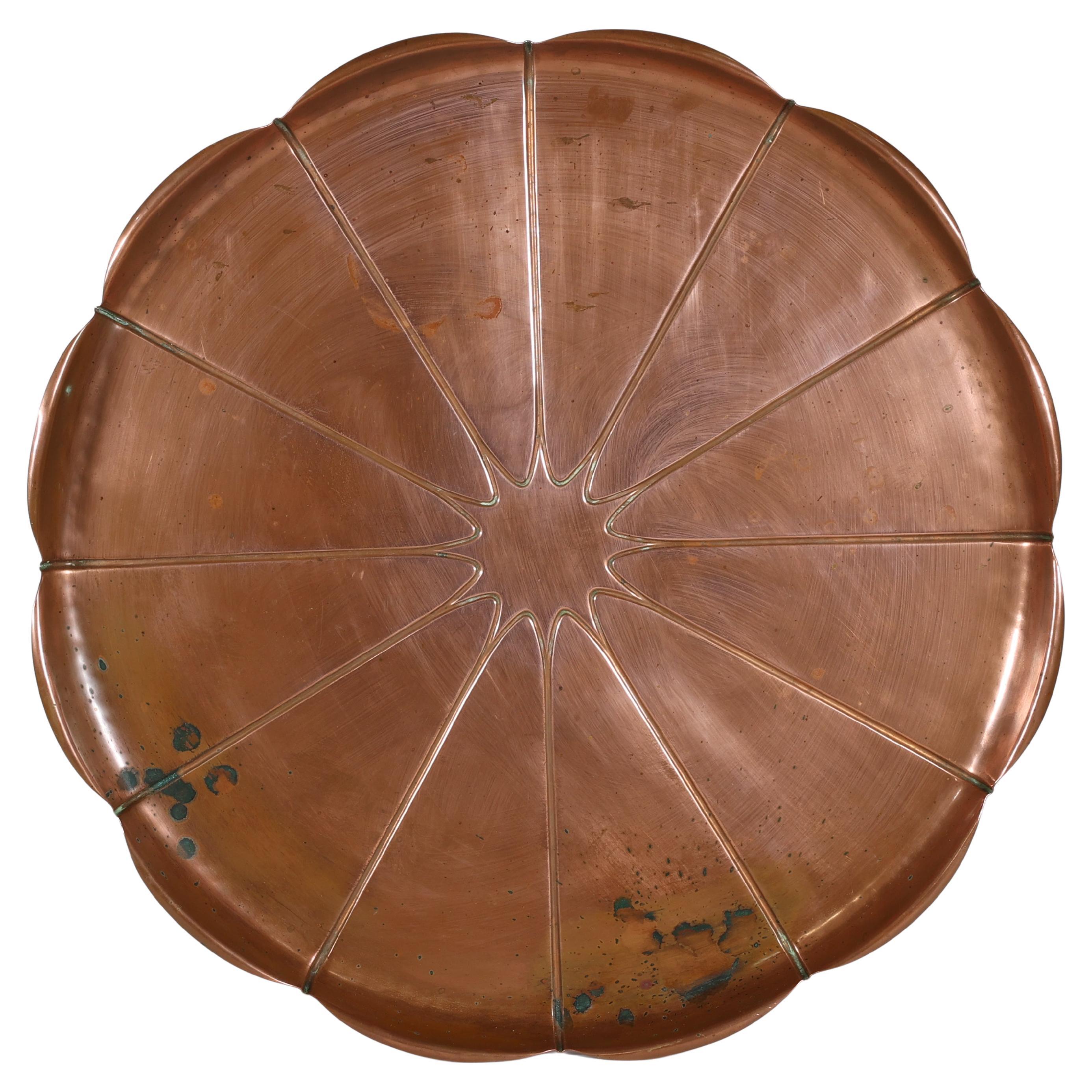 WAS Benson estampillée. Très grand plateau à nénuphars en cuivre de style Copper Craft. en vente