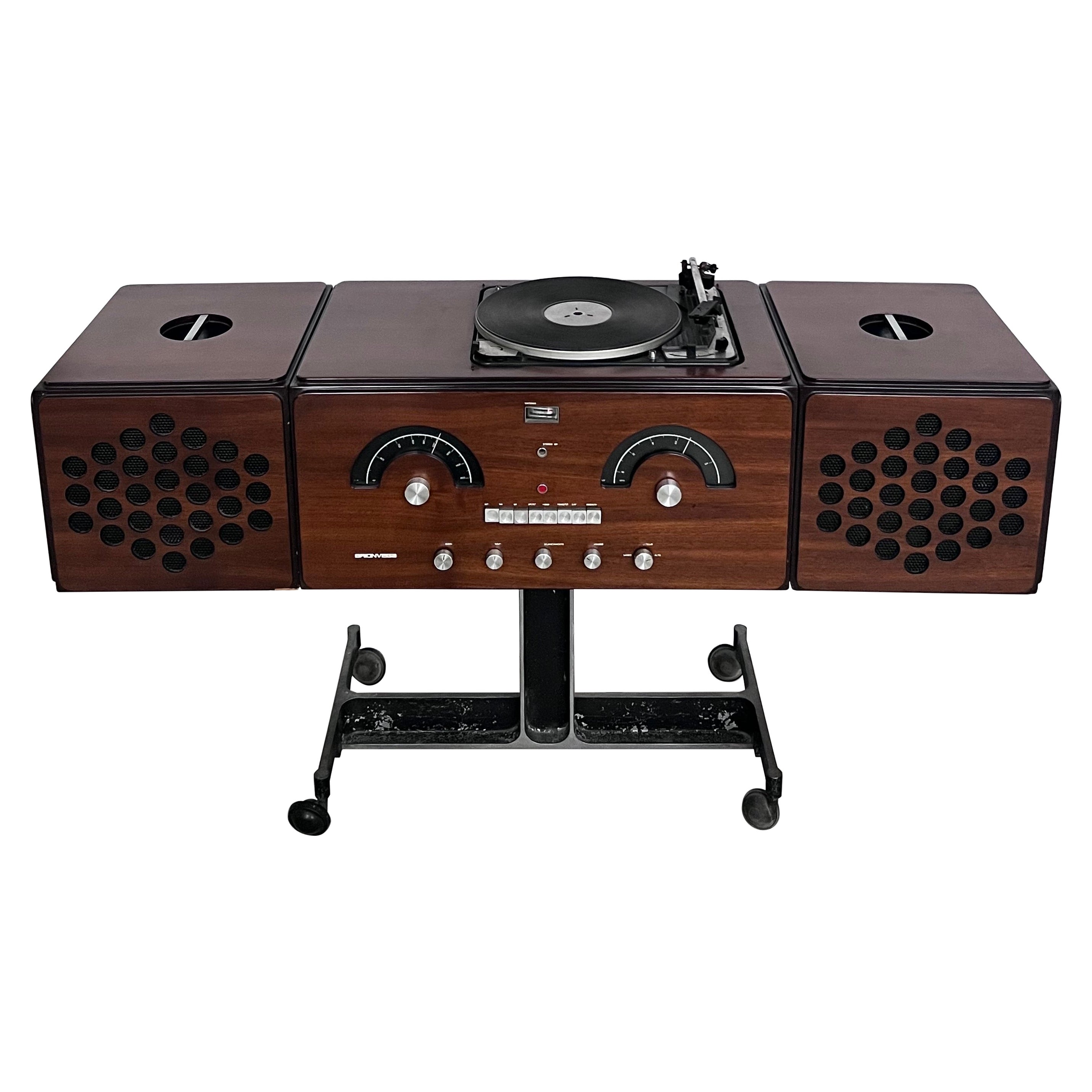 Der 1964 von Achille und Pier Giacomo Castiglioni, zwei der berühmtesten Designer der Jahrhundertmitte, entworfene Brionvega RR126 Radio-Plattenspieler ist eine Ikone des italienischen Designs und dank seines zeitlosen Aussehens auch heute noch