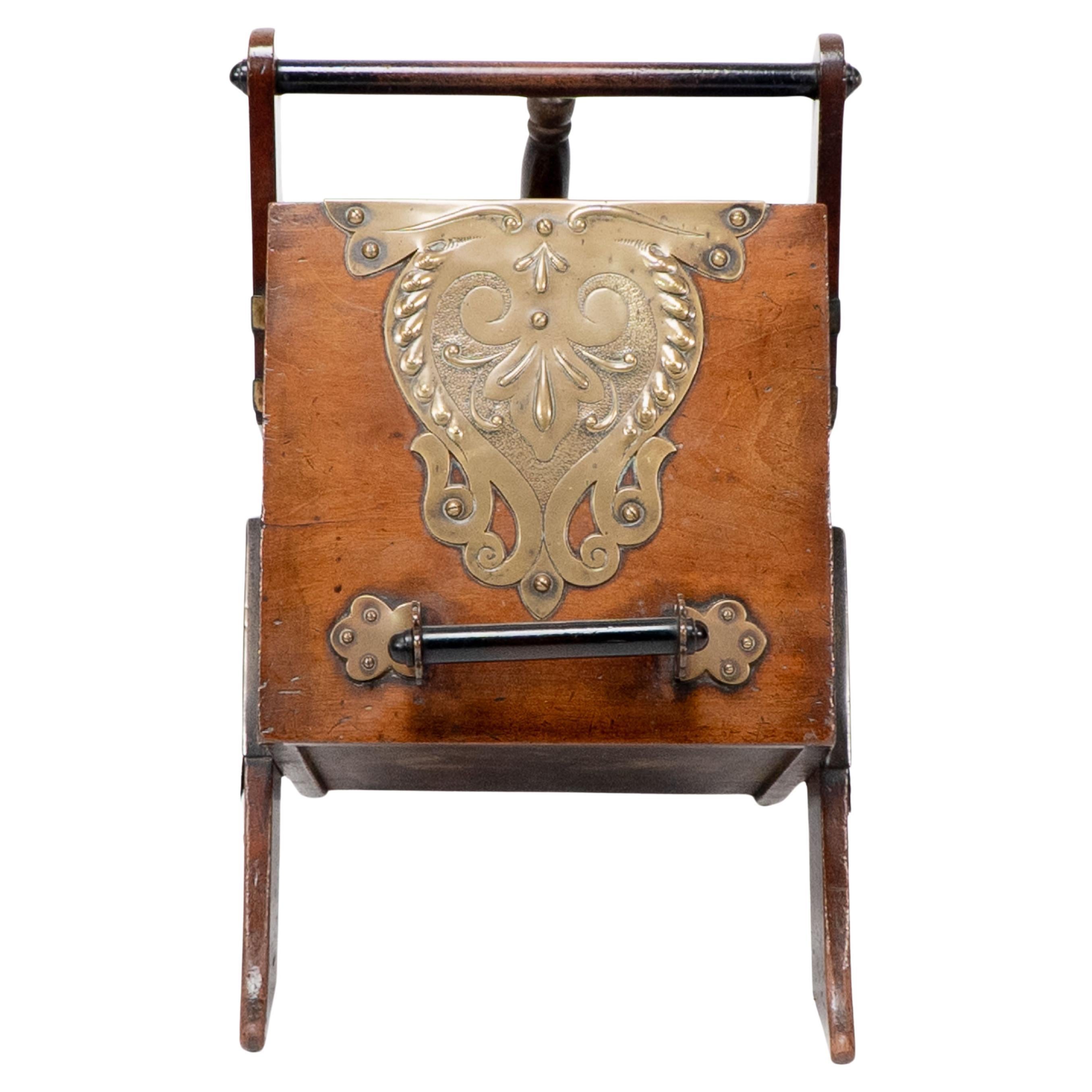 Christopher Dresser. Una cassetta per il carbone in legno di noce dell'Aesthetic Movement, con un pannello decorativo in ottone stilizzato, perfettamente adatta a spalare il carbone. Con pala originale in ottone.
