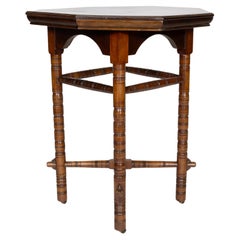 E. W. Godwin (Stil von). Ein achteckiger Tisch aus Nussbaumholz des Aesthetic Movement