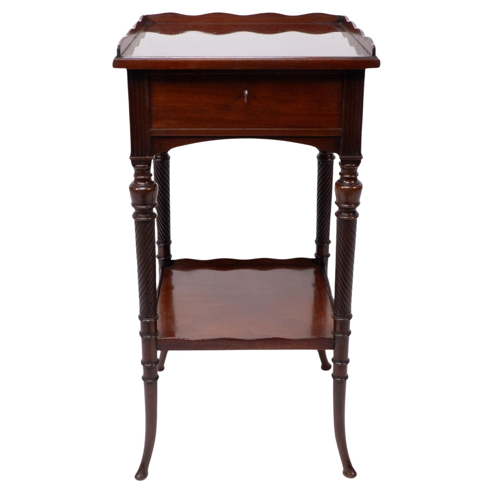 E W Godwin, attribué, fabriqué par Collinson & Lock. Table d'appoint en acajou du mouvement esthétique avec des pieds tournés en spirale sur des pieds balayés vers l'extérieur, avec la serrure et la clé d'origine du tiroir. Collinson et G.J. Lock,