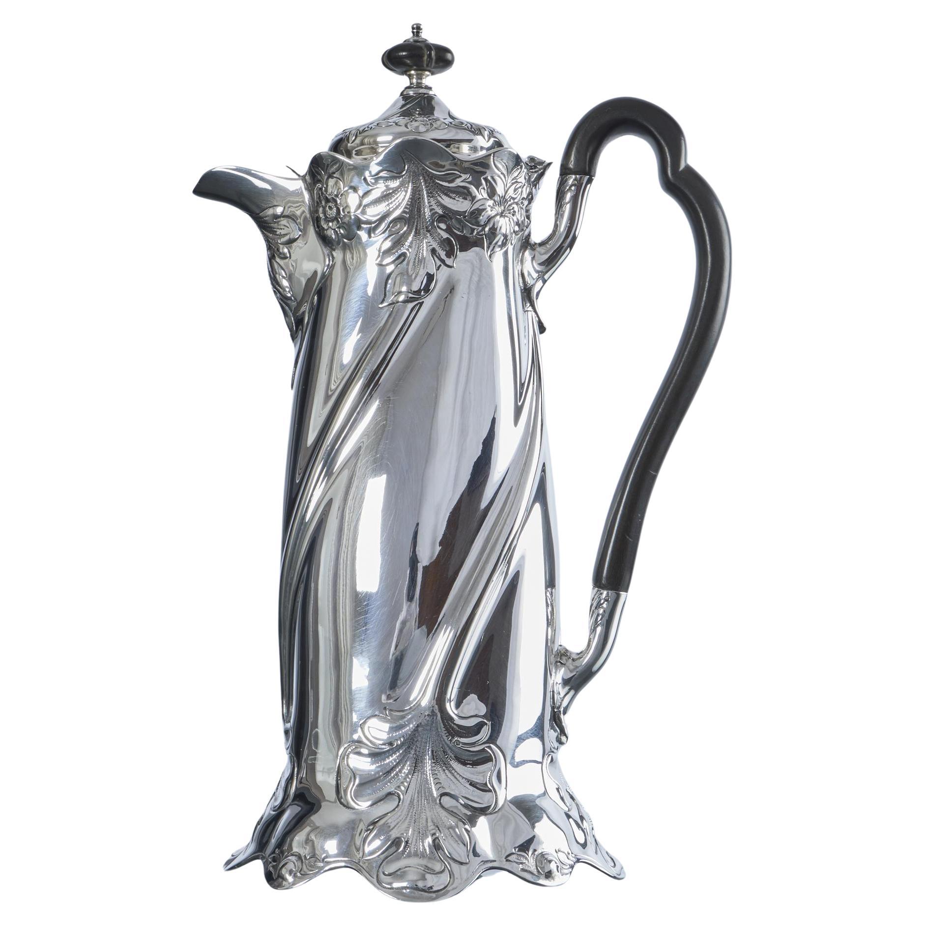 Cafetière Art Nouveau stylisée en argent