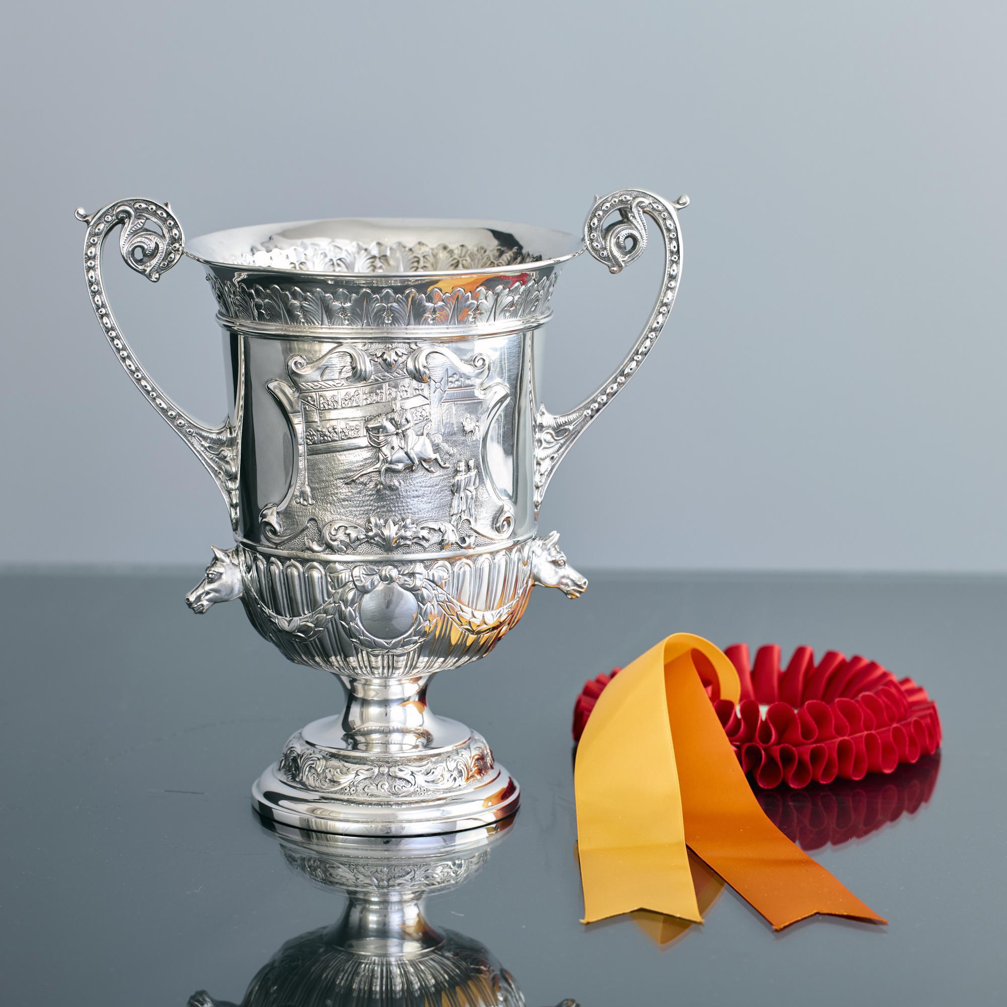 Inusual jarrón victoriano de plata con trofeo ecuestre
