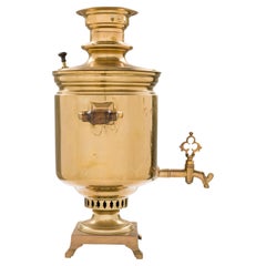 Antiker russischer Samovar aus messingbeschichtetem Metall