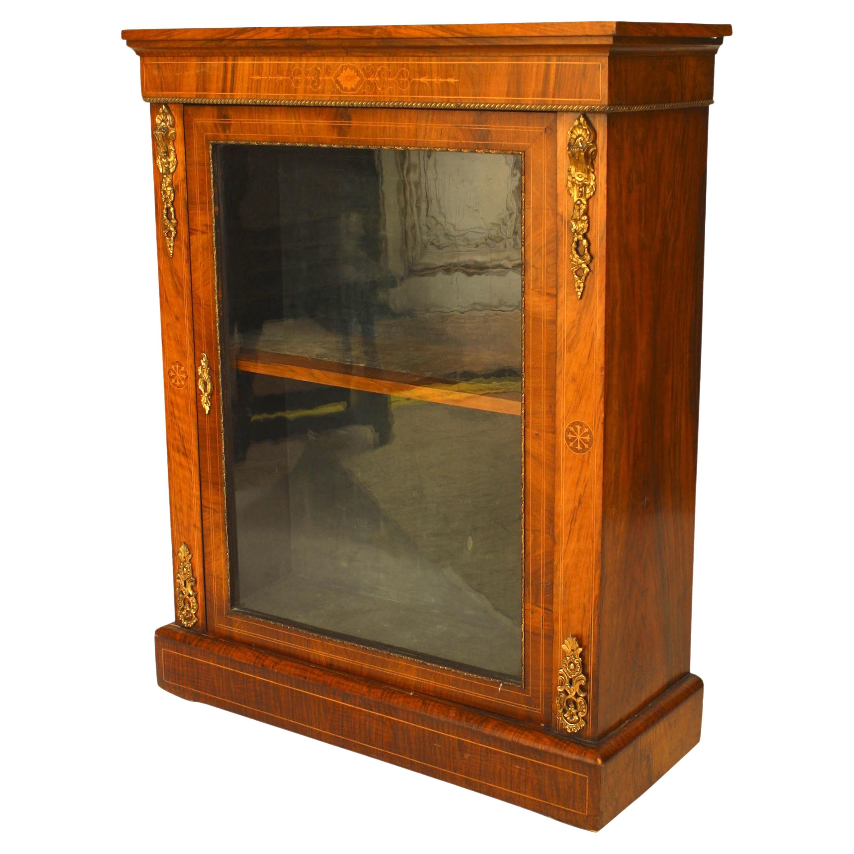 Vitrina francesa de estilo victoriano en nogal con detalles en bronce, circa 1890 en venta