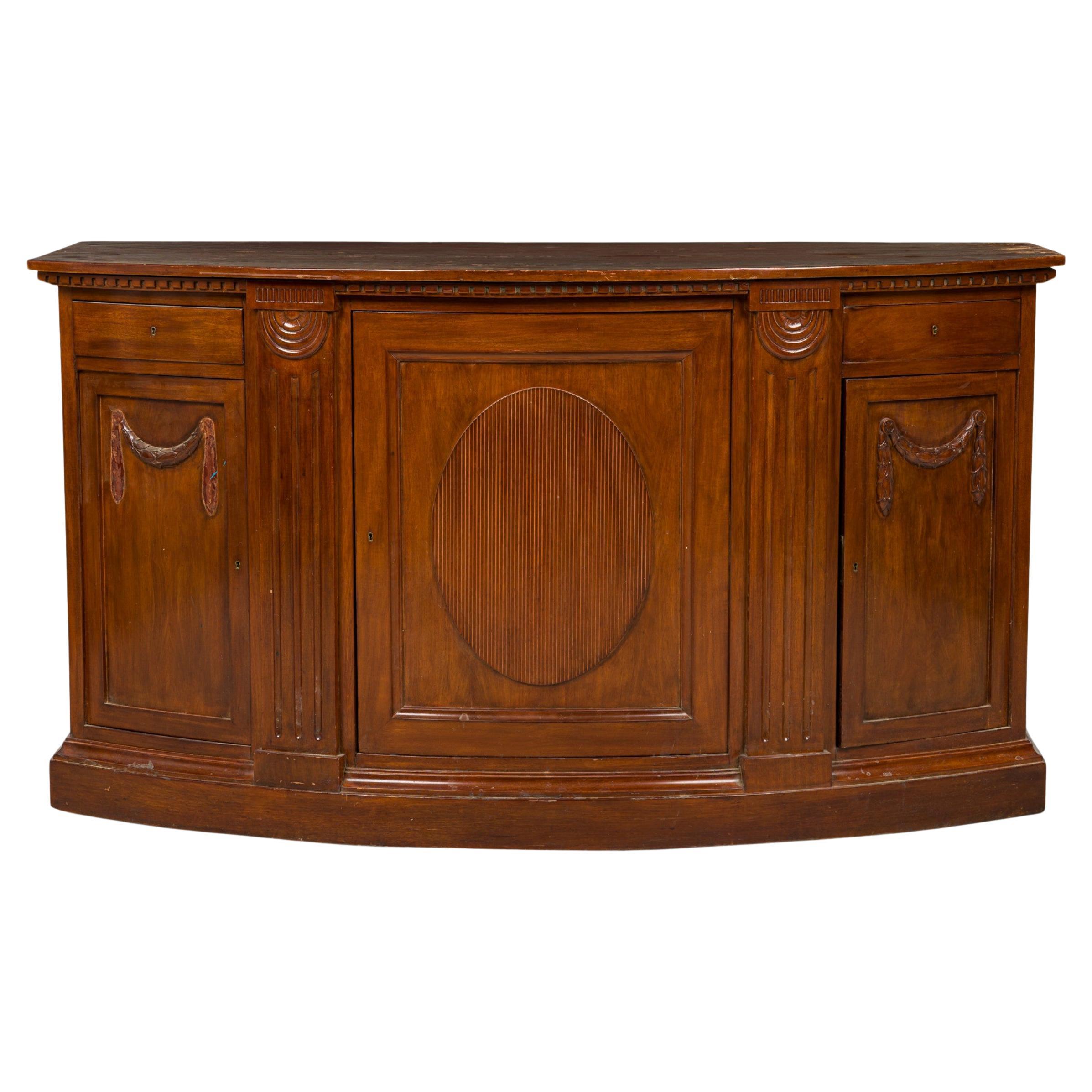 Credenza / Aparador Holandés de Chapa de Caoba Tallada Decorativamente en venta