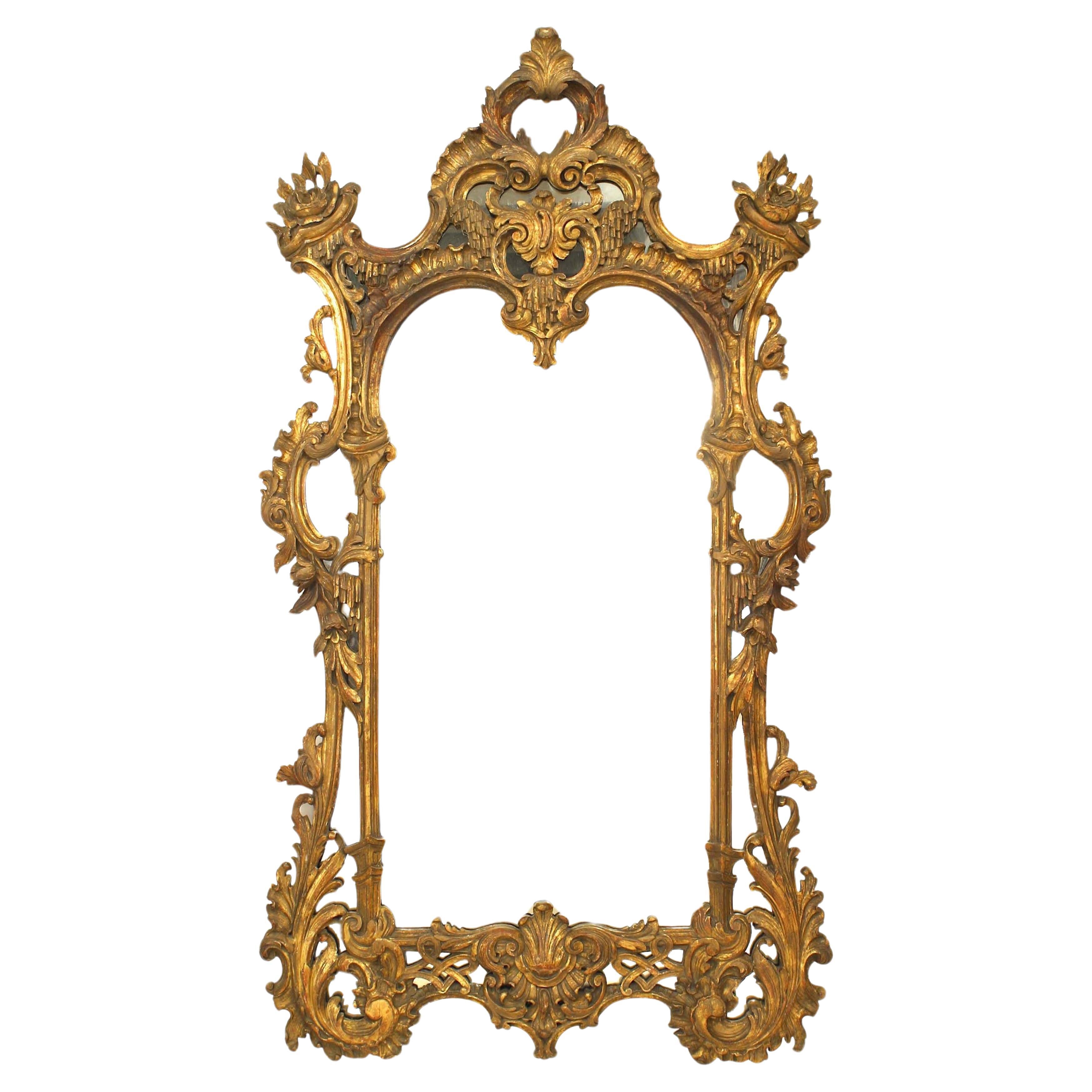 Miroir mural anglais de style Chippendale en bois doré sculpté