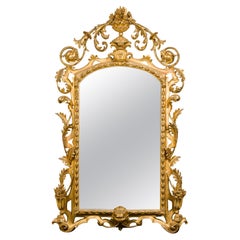 Miroir de style Louis XV en bois doré sculpté et filigrané