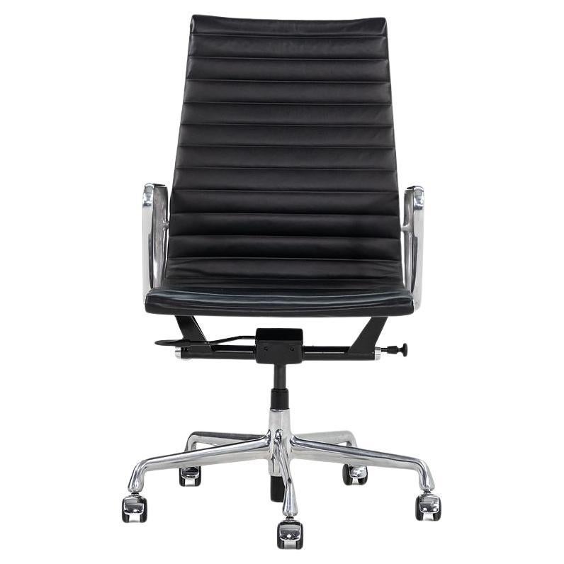 2014 Herman Miller Eames Aluminum Group Executive Desk Chair con base pneumatica