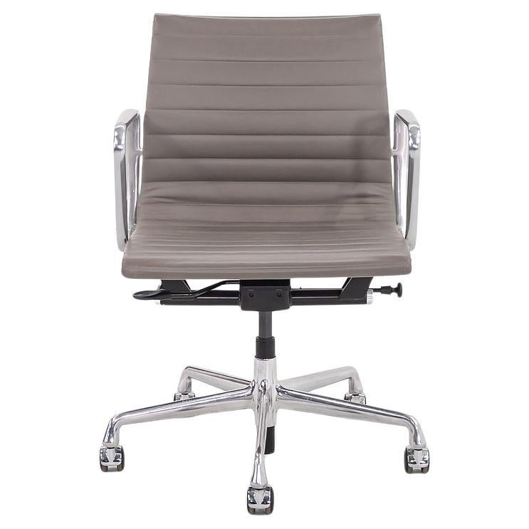 2015 Herman Miller Eames Aluminum Group Management-Schreibtischstuhl aus Leder mit Untergestell