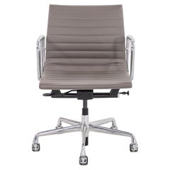 2015 Herman Miller Eames Aluminum Group Management-Schreibtischstuhl aus Leder mit Untergestell