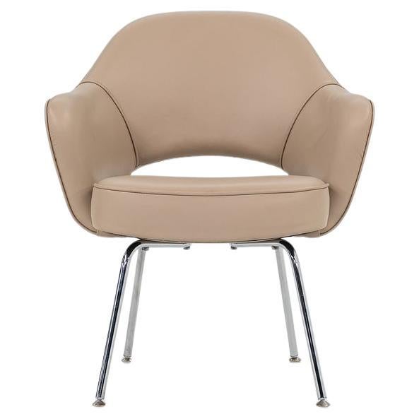 2021 Eero Saarinen für Knoll Executive Arm Esszimmerstuhl aus braunem Leder