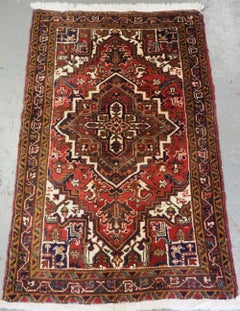 Tapis Heriz de conception traditionnelle, rare, de petite taille, vieux d'environ 60 ans