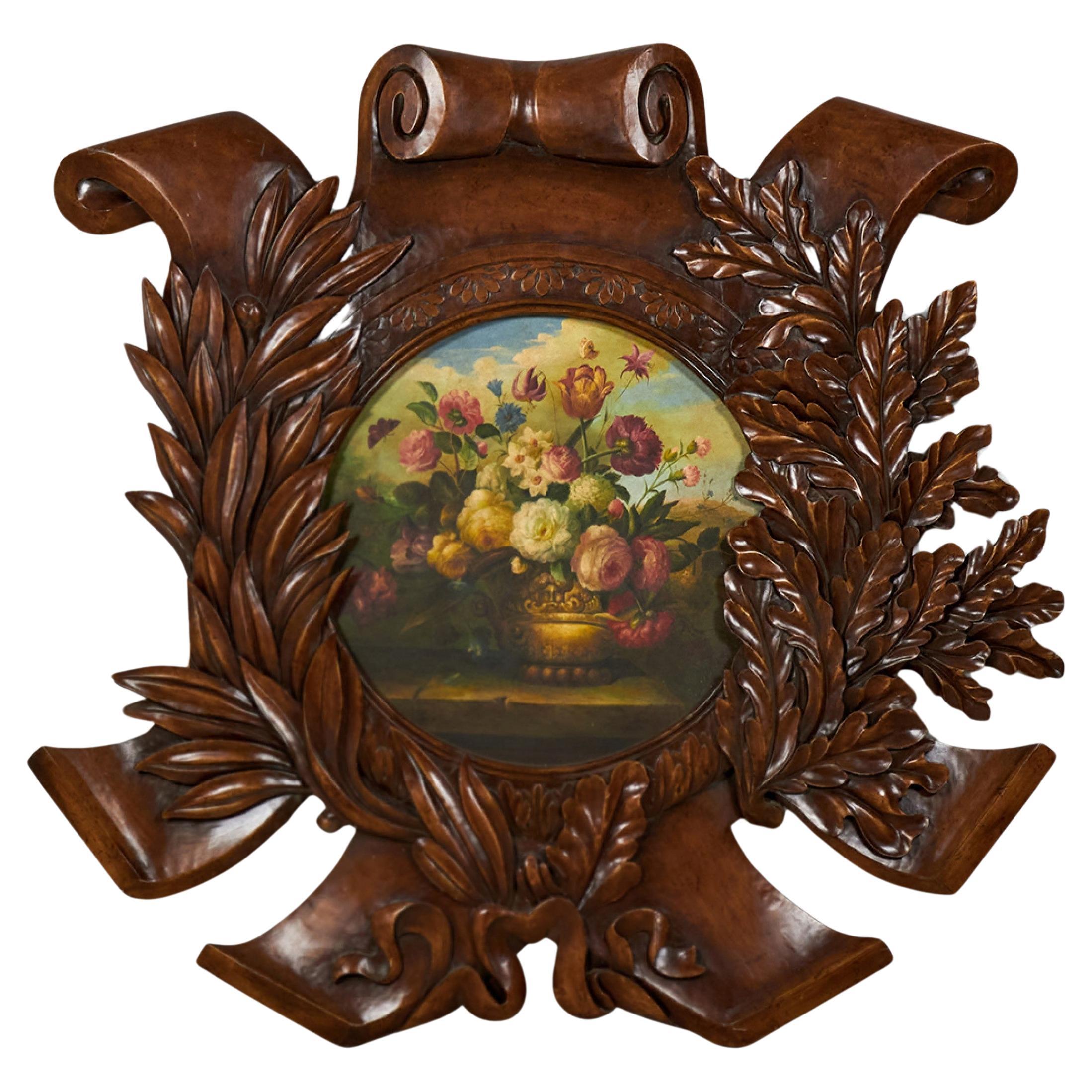 Plaque murale en bois sculpté avec nature morte florale peinte au centre