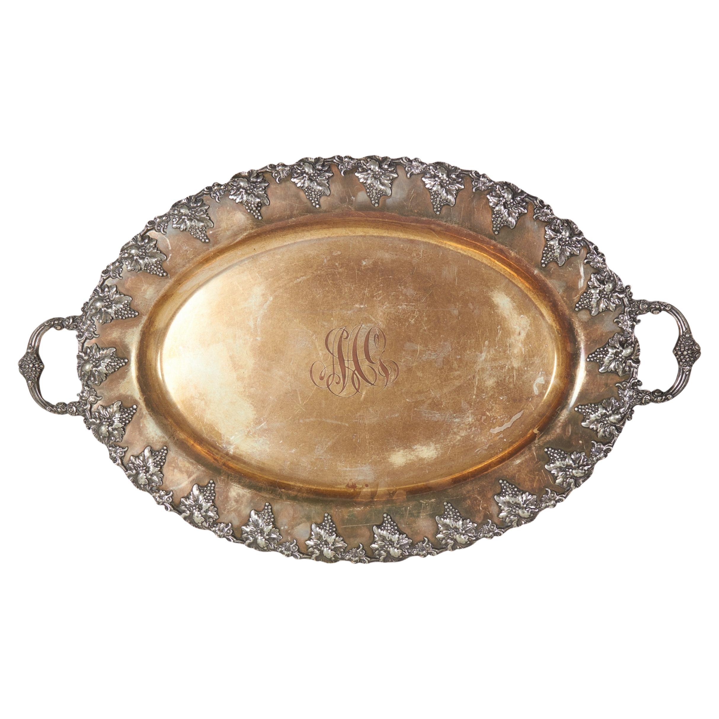 Viktorianisches Tablett aus versilbertem Metall, Rand mit eingraviertem Traubenmotiv, um 1890 im Angebot