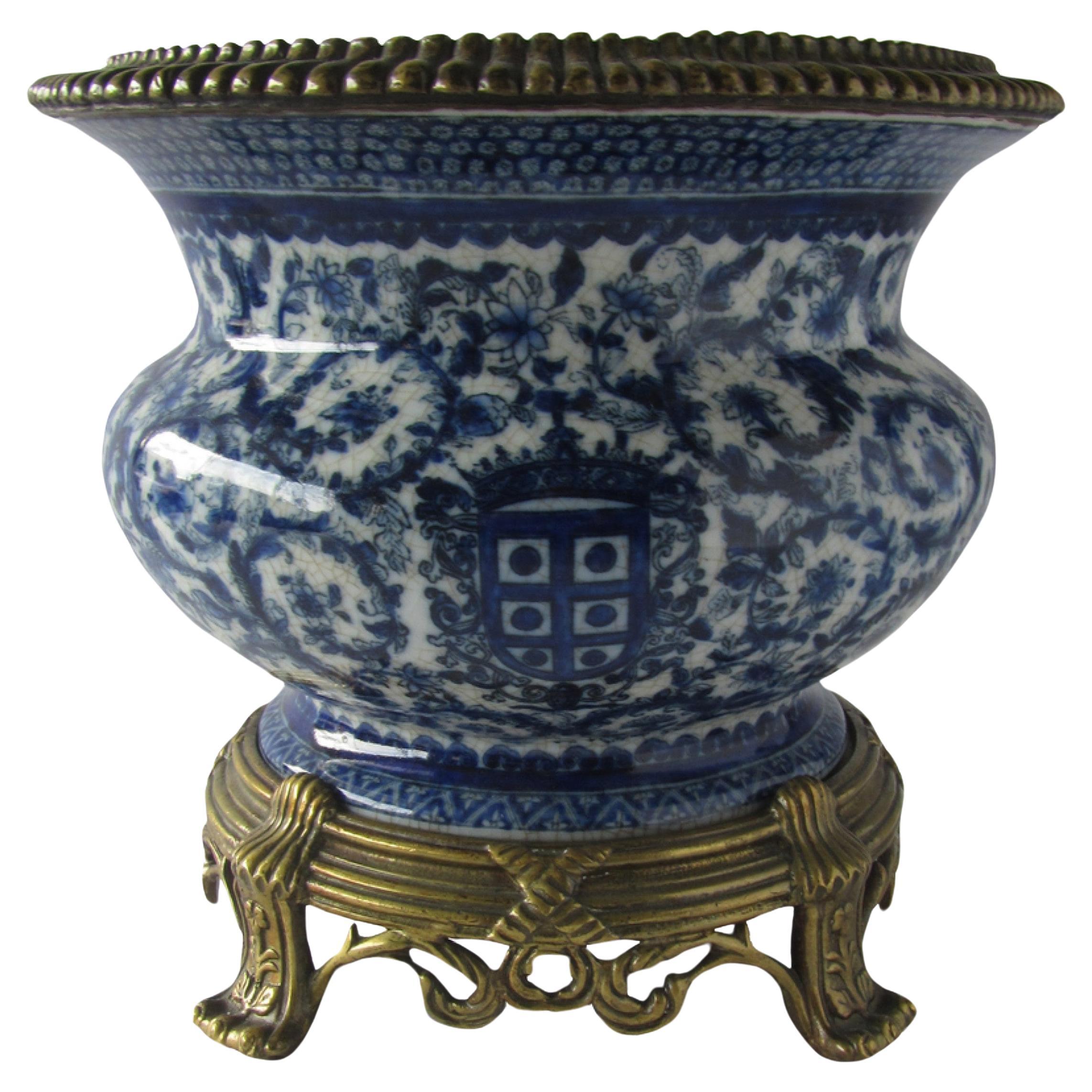 Blaue und weiße Keramik im Louis XV-Stil, Ormulu montiert Cache-Topf im Angebot
