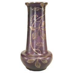 Vaso vittoriano francese in vetro viola e argento