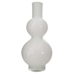 Vaso scandinavo di metà secolo in vetro bianco a forma di lobo
