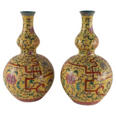 Paire de vases en porcelaine à double gourde de style chinois de la dynastie Qing, au design floral