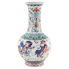 Vase en porcelaine chinois d'exportation, fabriqué à la main, décoré d'un motif de kylin, CIRCA 1850