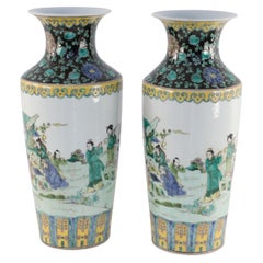 Pareja de jarrones de mangas de porcelana china estilo dinastía Qing con escenas de jardín