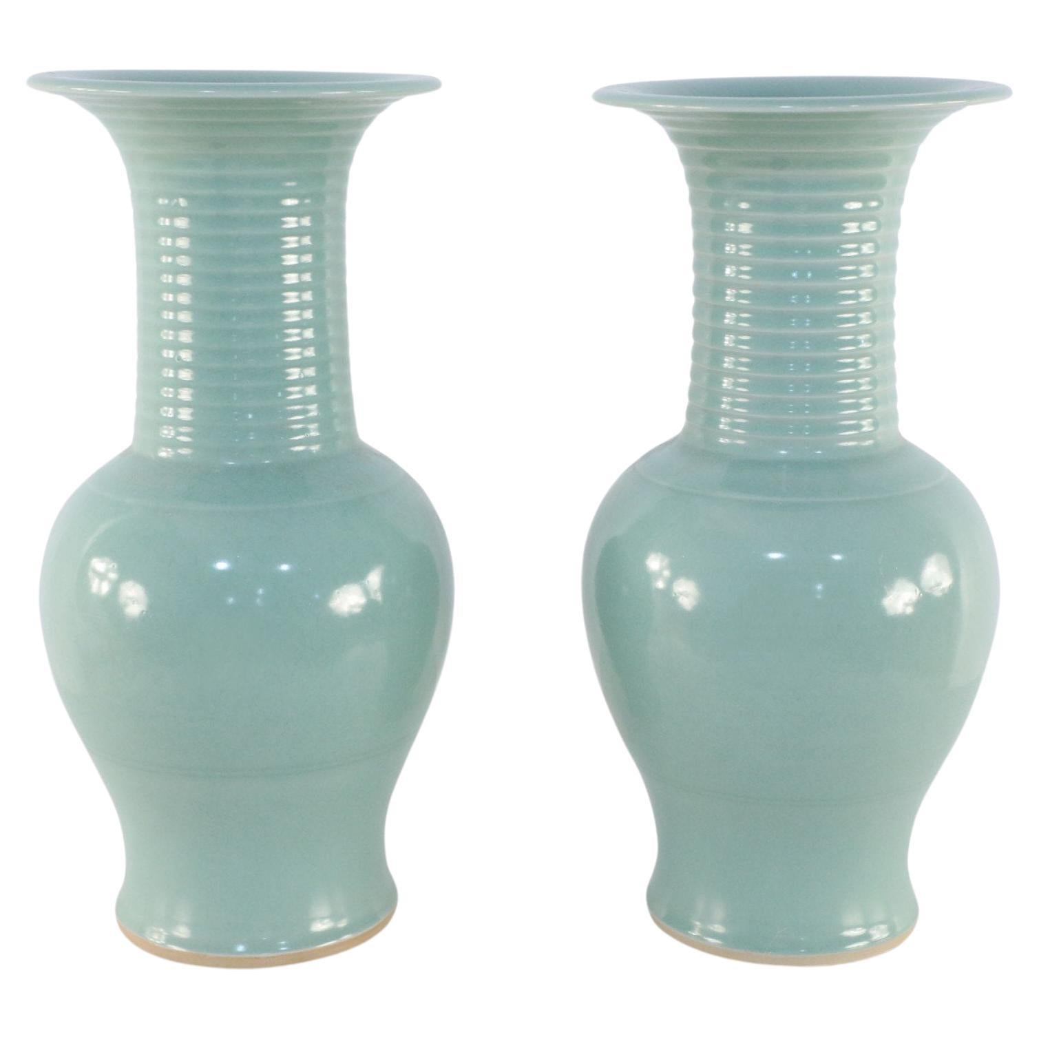 Paire d'urnes chinoises en porcelaine céladon à motif tournant