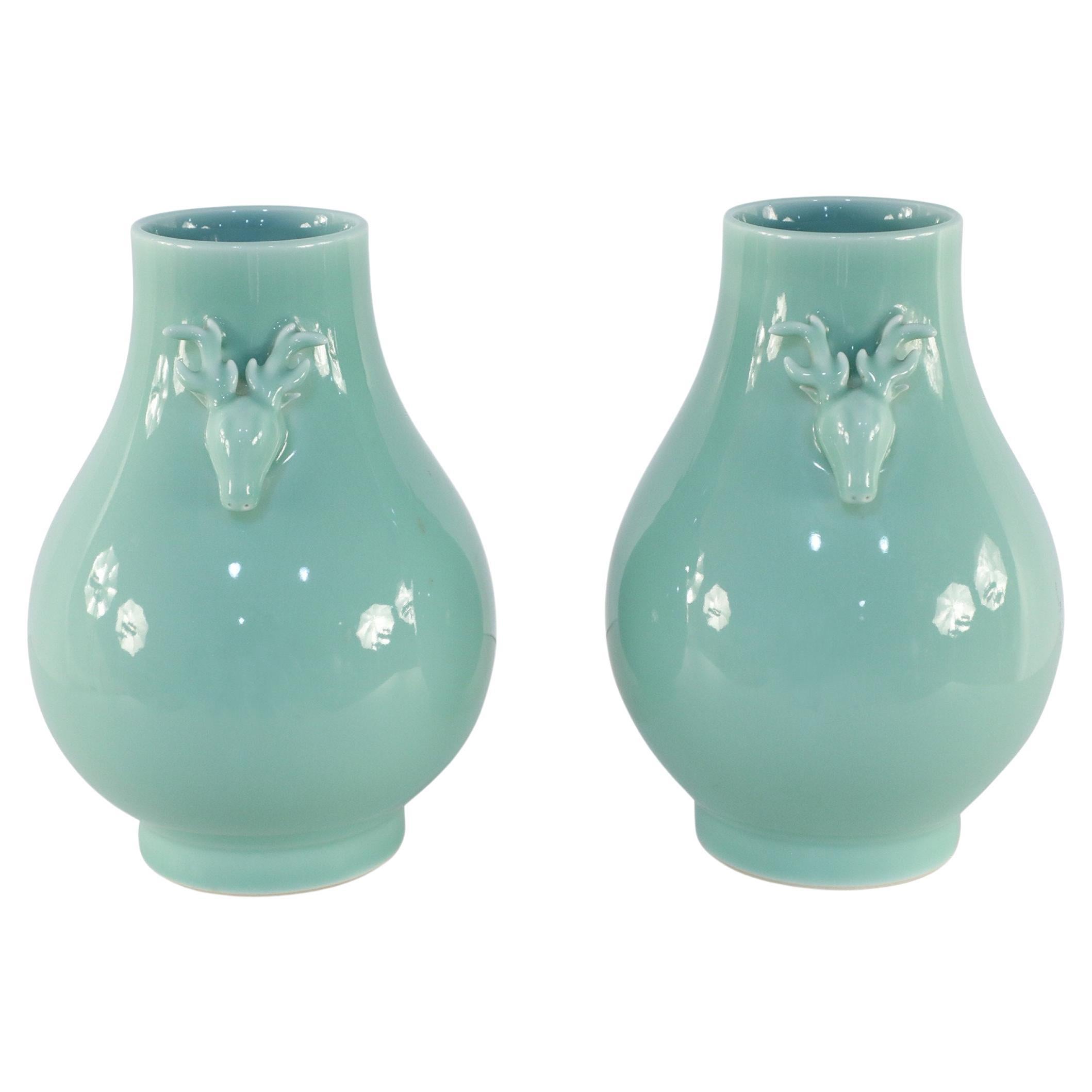 Paire de vases en porcelaine céladon en forme de poire de la dynastie chinoise Qing