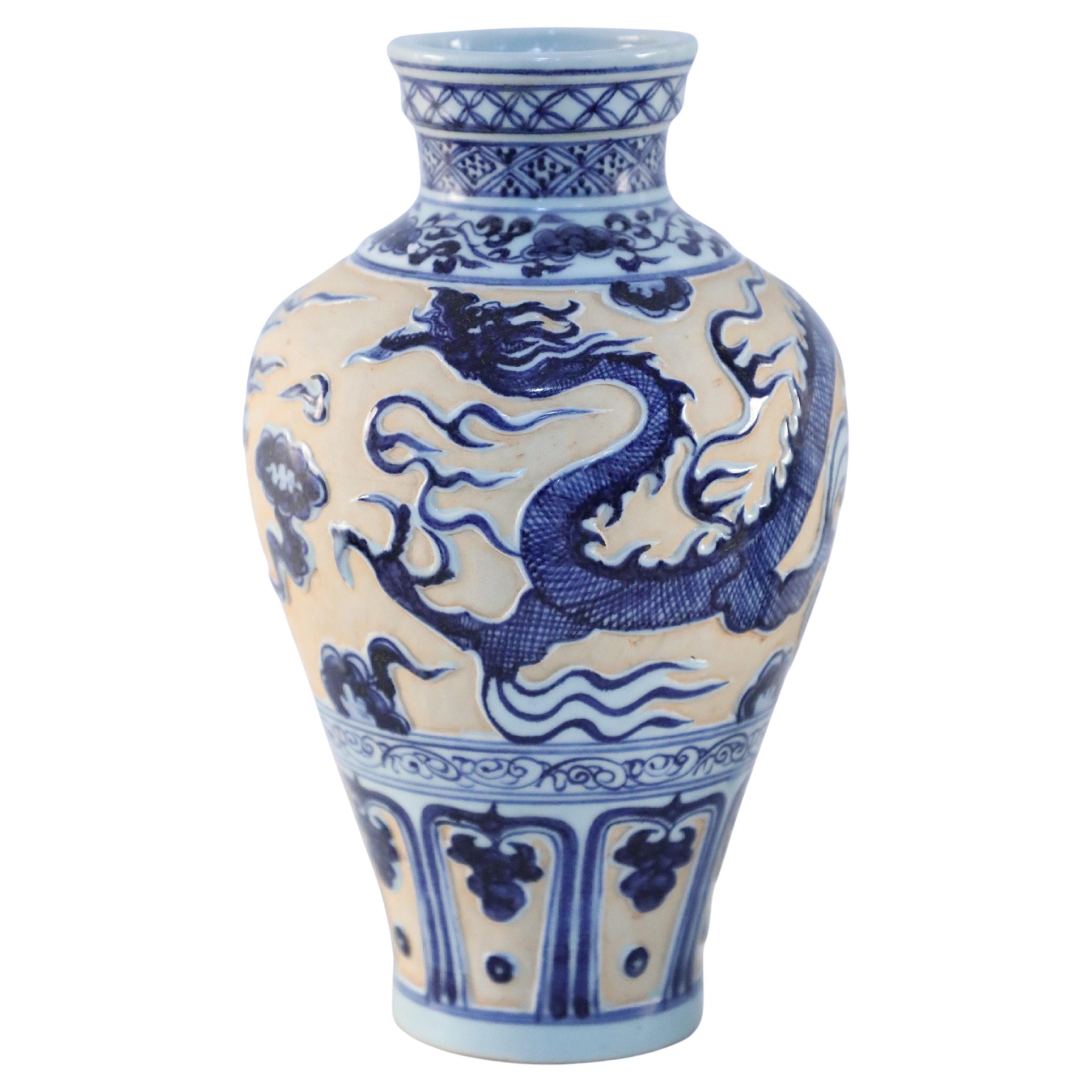 Vaso antico cinese in porcellana blu e bianca con motivo a drago