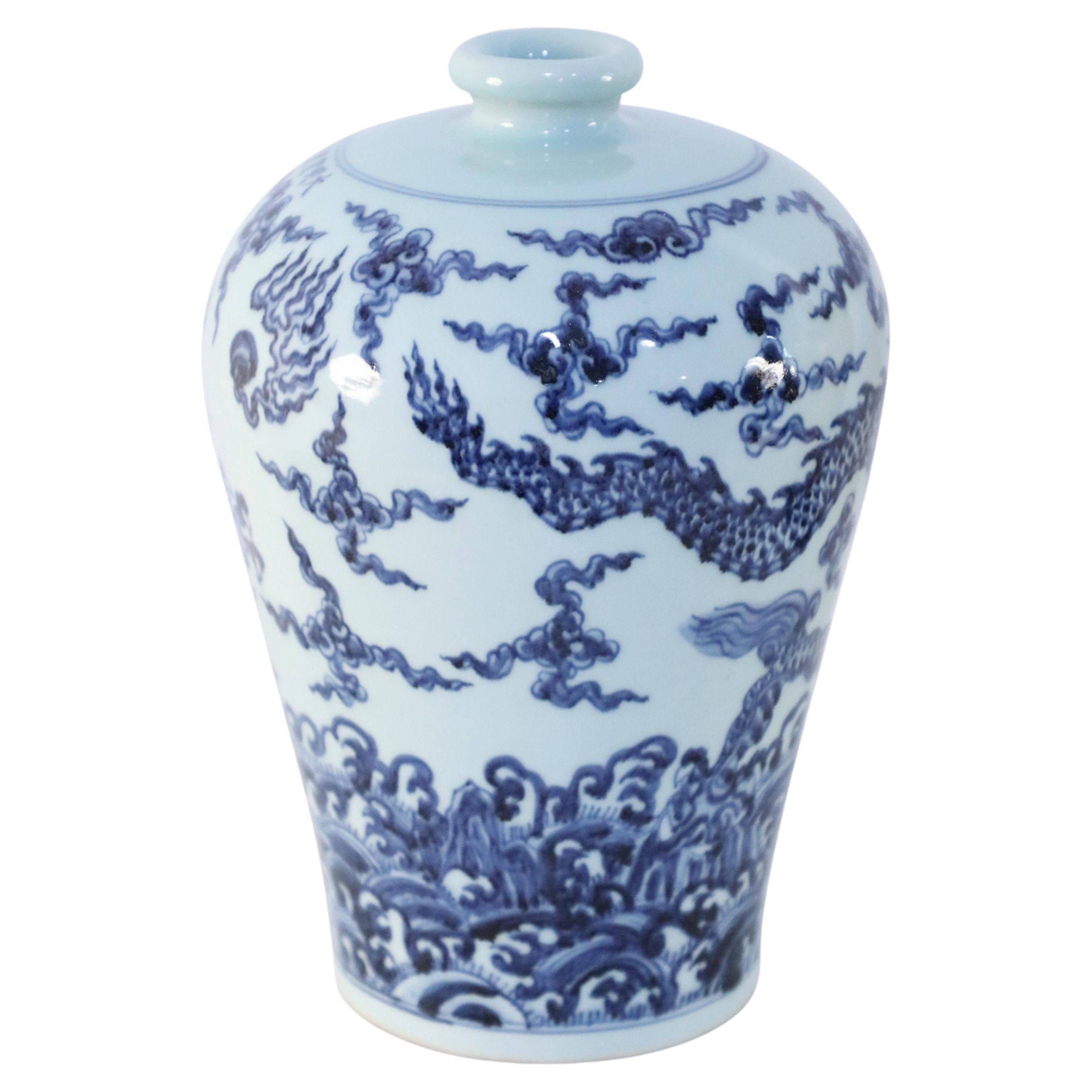 Vaso cinese antico Meiping, in porcellana bianca con motivo a drago blu