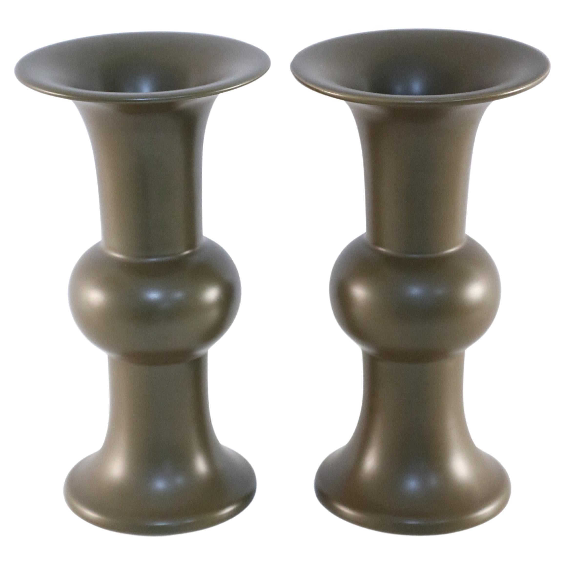 Paire de vases gobelets chinois en porcelaine d'olivier en vente