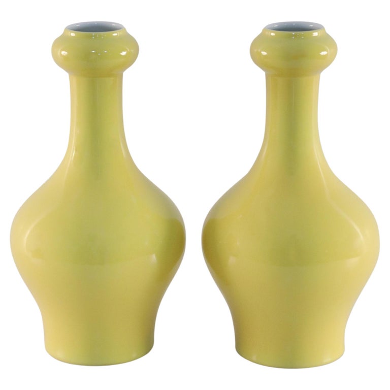 Antike chinesische Vasen aus gelbem Porzellan, „Knoblauchmund“-Form, CIRCA 1850 im Angebot bei 1stDibs Deutschland