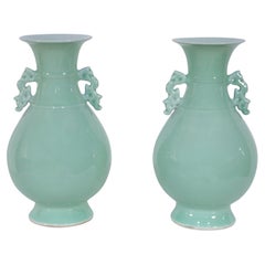 Paire de vases balustres chinois en céladon