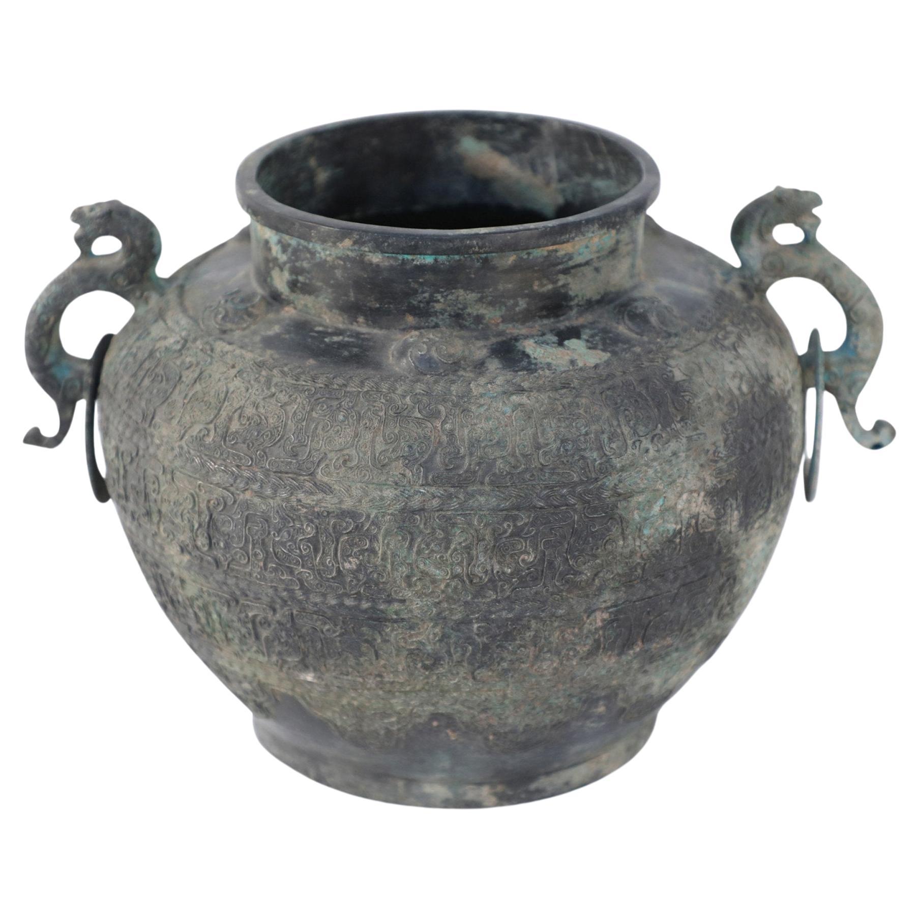 Pot antique chinois en bronze avec anses en forme de serpent, style de la dynastie Han