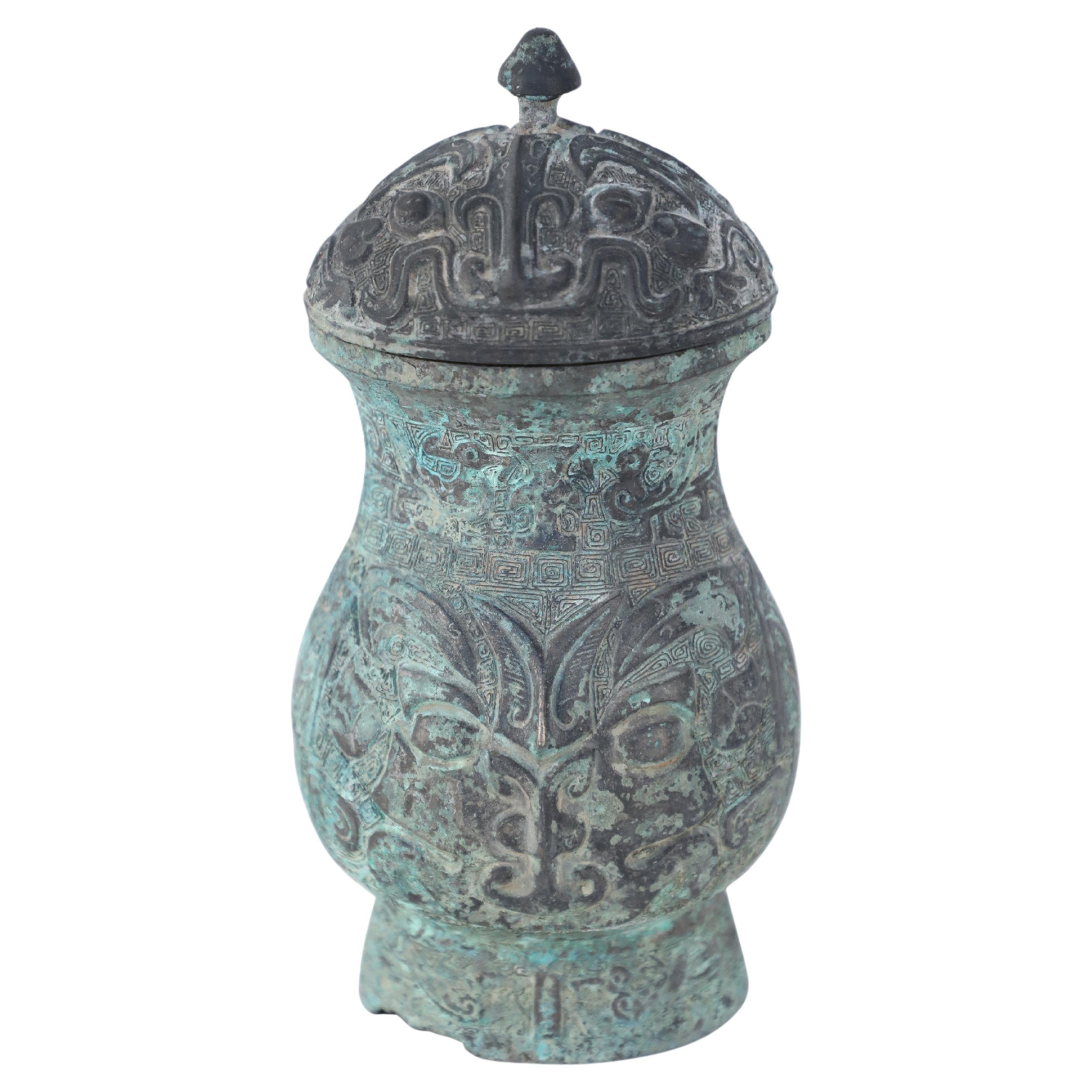 Jarre antique chinoise en bronze avec couvercle, de style dynastie Han, à la patine verte en vente
