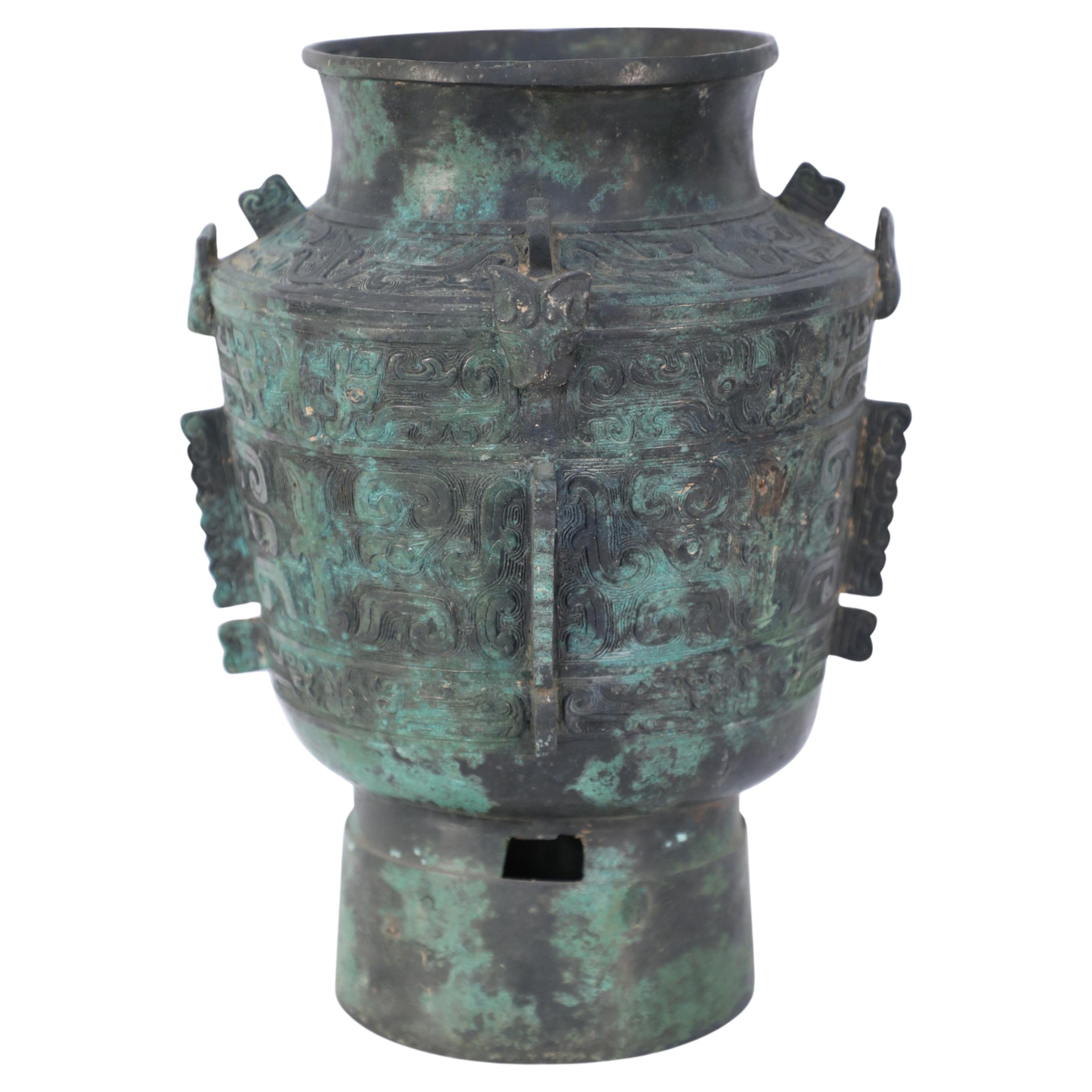 Antike chinesische Bronzeurne mit sich verjüngendem Form, im Stil der Han-Dynastie, mit grüner Patina im Angebot