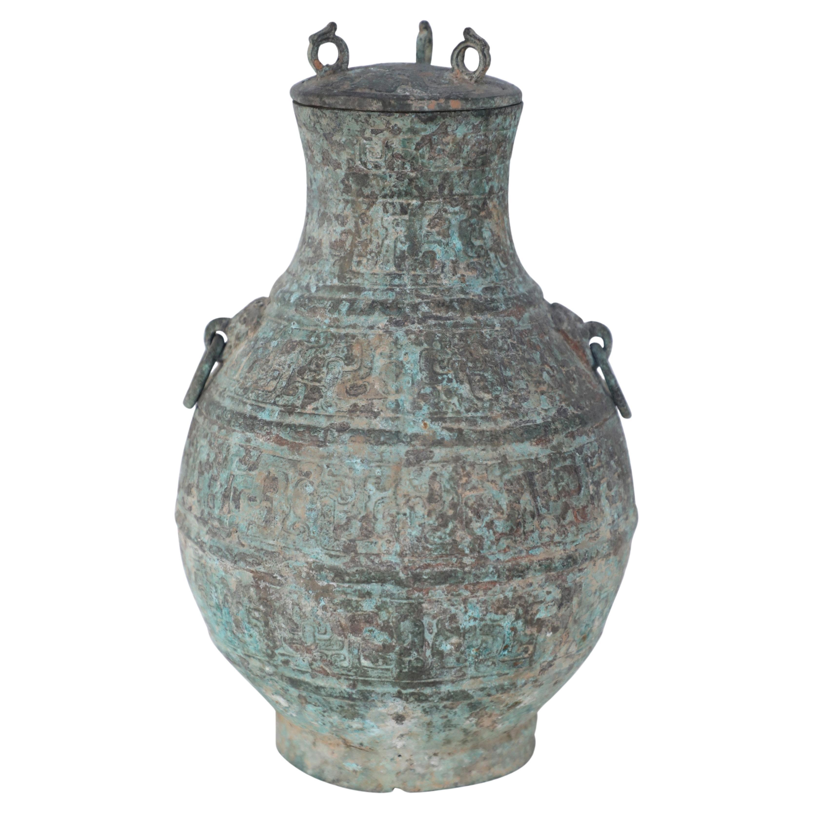 Antikes chinesisches Ritual-Weingefäß mit Deckel aus Bronze im Stil der Han Dynasty im Angebot