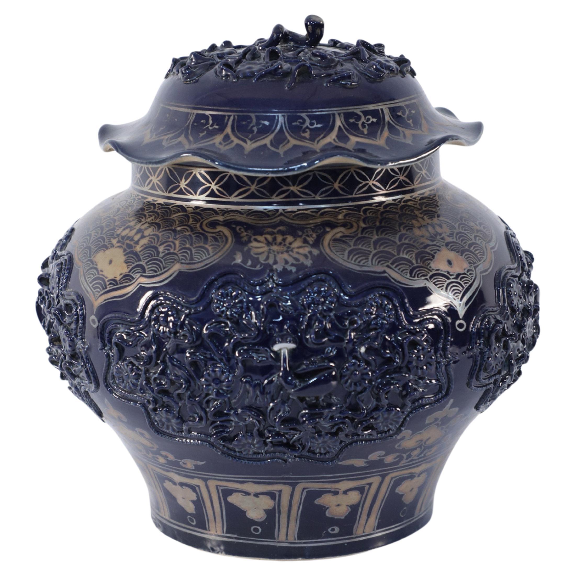 Pot à couvercle chinois peint en porcelaine bleu et or