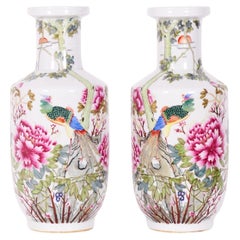 Paire de vases rouleau chinois anciens en porcelaine à motifs floraux et paon