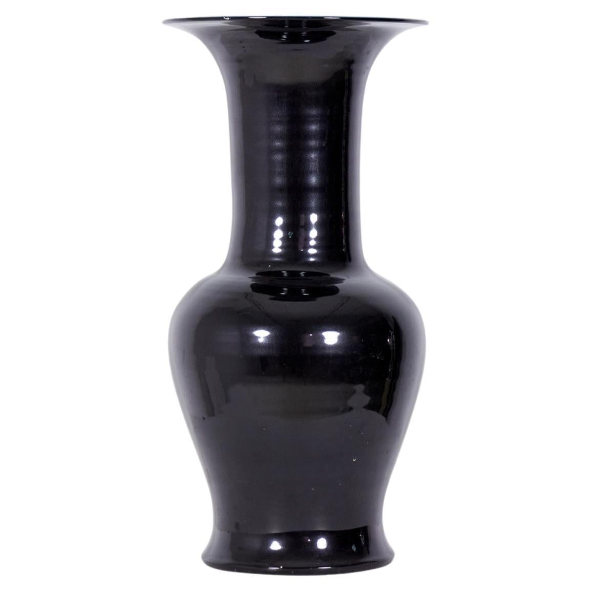 Pareja de jarrones antiguos chinos de porcelana esmaltada en negro con forma de cola de fénix en venta
