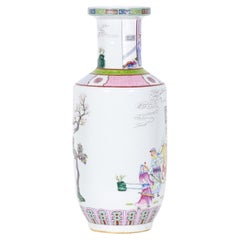 Paire de vases rouleau en porcelaine anciennes à motif de scène de genre de cour chinoise