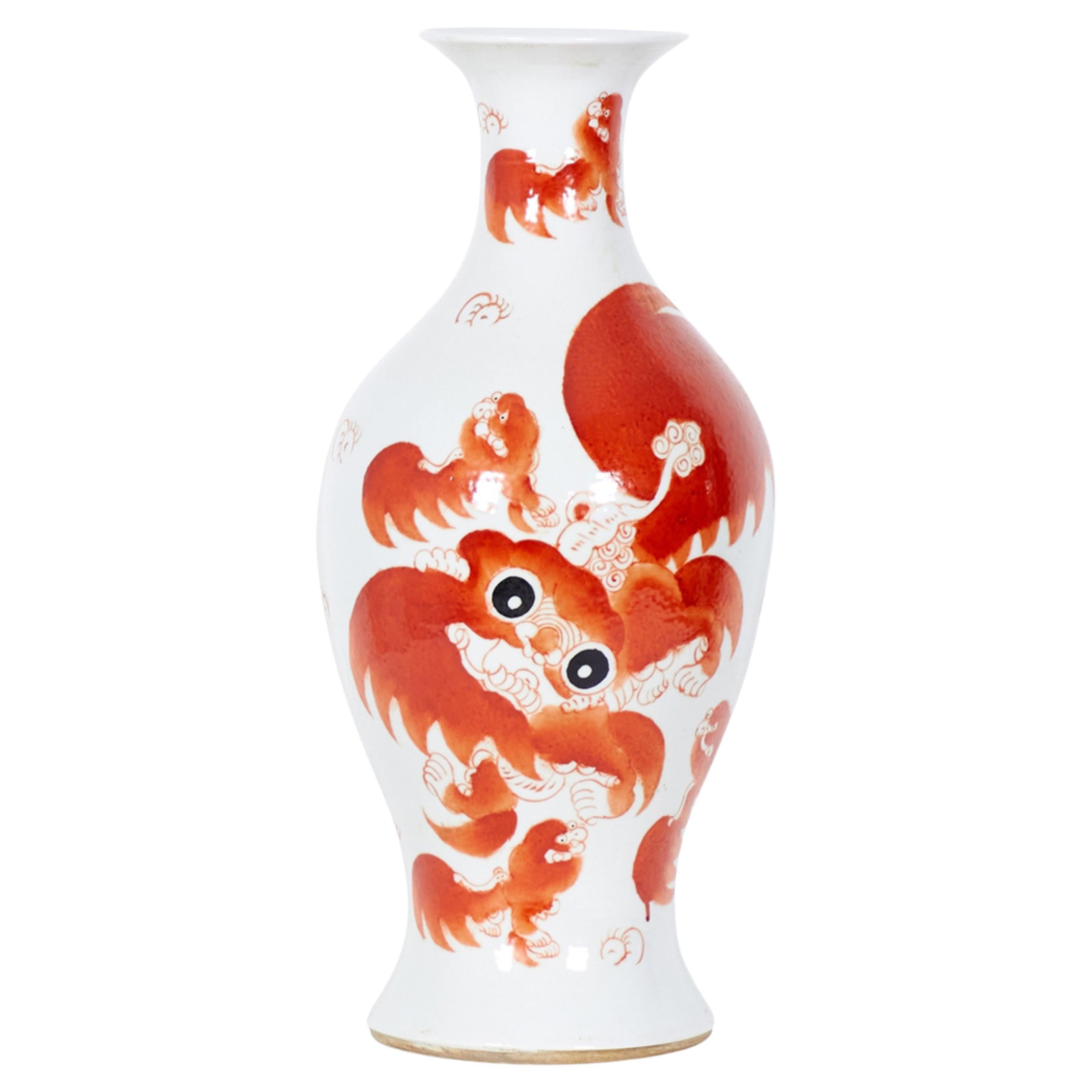 Vases chinois anciens en forme d'urne en porcelaine orange à motif de chien Foo en vente