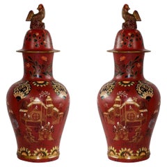 Paar asiatische Urnen mit rotem Deckel und Hahnenkamm