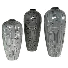 Gruppo di 3 vasi in ceramica moderna italiana Studio A smaltati e incisi in grigio