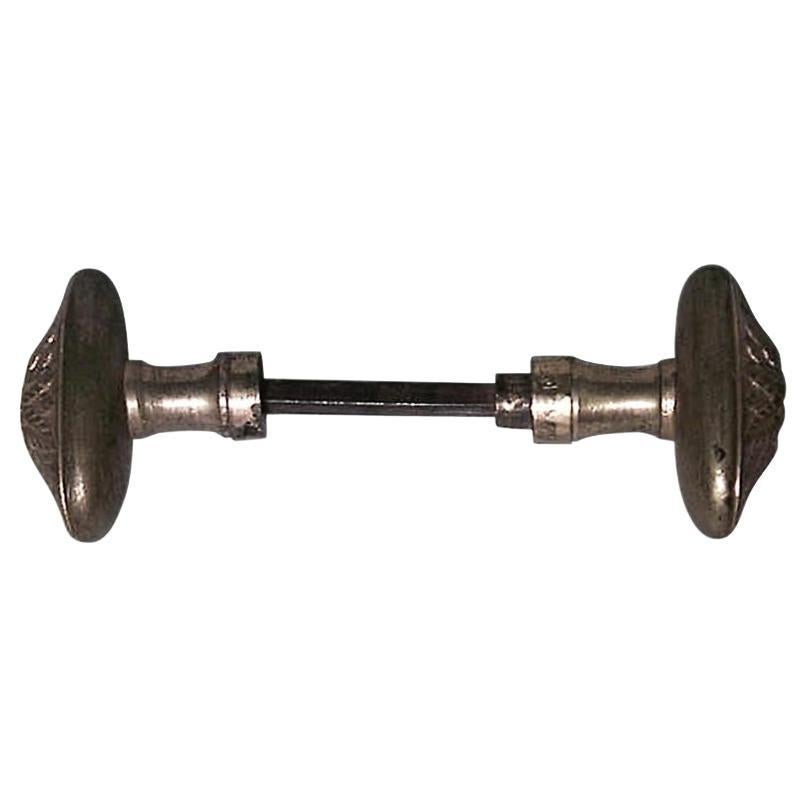 Paar französische Türgriffe im Louis-XVI-Stil aus Bronze im Angebot