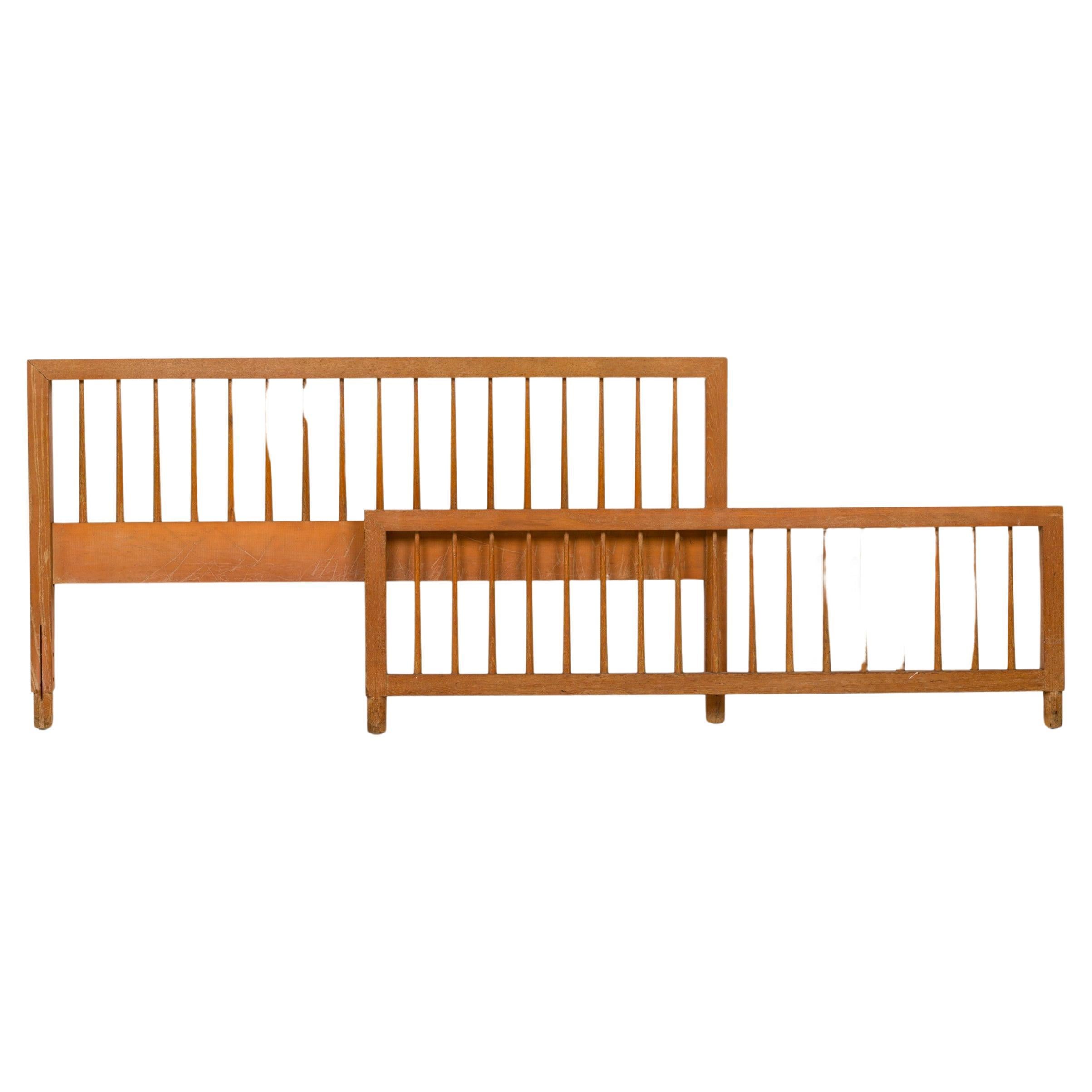 Cabecero y piecero de madera de husillo americano Raymond Loewy para Mengel en venta