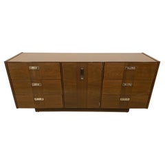 Lane Furniture Credenza americana de mediados de siglo en nogal y cromo con 6 cajones