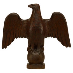 Figura dell
aquila di Oak intagliata in campagna