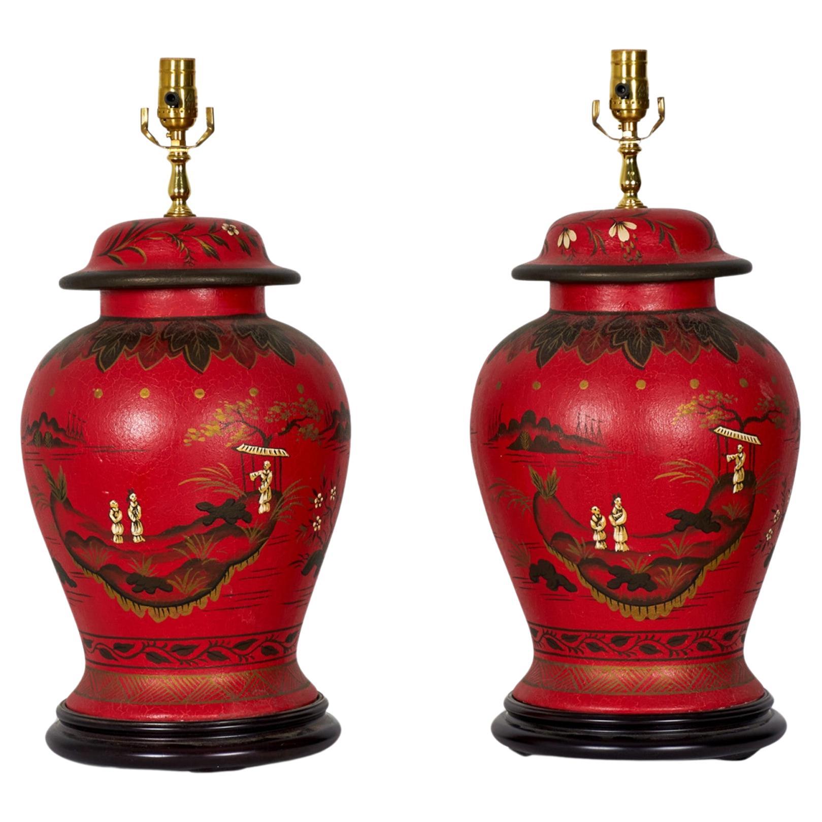 Coppia di lampade da tavolo cinesi d'epoca in tole dipinte a mano in rosso e oro
