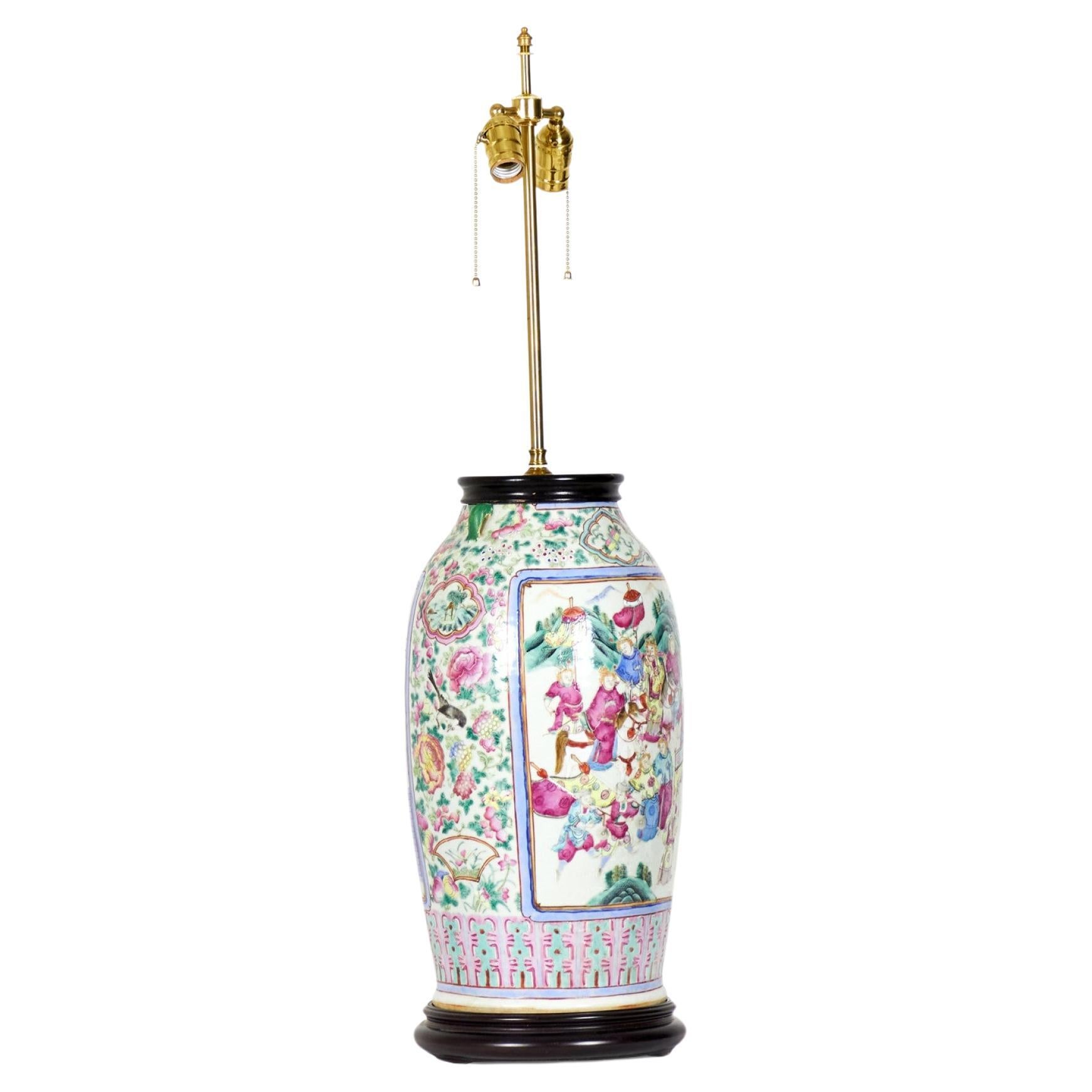 Antica lampada da tavolo in porcellana multicolore Famille Rose cinese