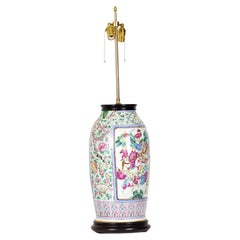 Antica lampada da tavolo in porcellana multicolore Famille Rose cinese